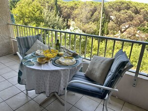 تناول الطعام بالخارج