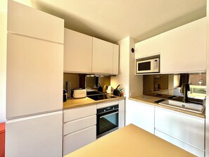 Kühlschrank, Mikrowelle, Ofen, Geschirrspüler