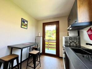 Fridge, microwave, oven, coffee/tea maker