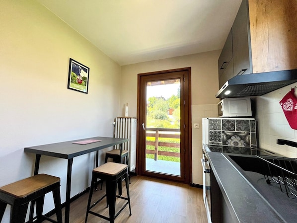 Fridge, microwave, oven, coffee/tea maker