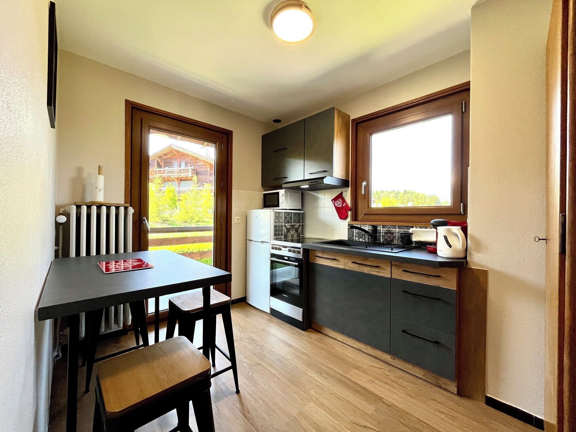 Kühlschrank, Mikrowelle, Ofen, Wasserkocher mit Kaffee-/Teezubehör