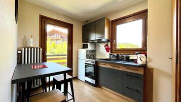 Fridge, microwave, oven, coffee/tea maker