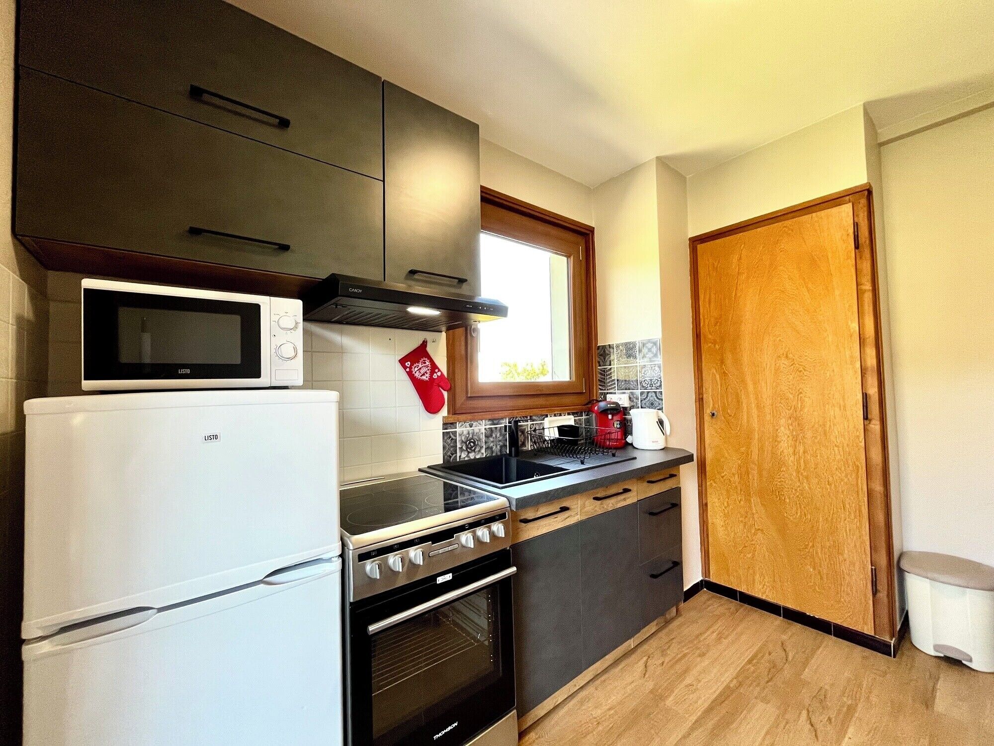 Fridge, microwave, oven, coffee/tea maker