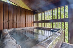 Outdoor spa tub - For His Names Sake Cabin (Sevierville)