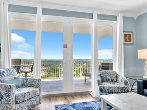 Condo, varias camas (Laketown Wharf 1933) | Área de sala de estar