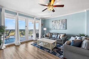 Condo, varias camas (Laketown Wharf 1933) | Área de sala de estar