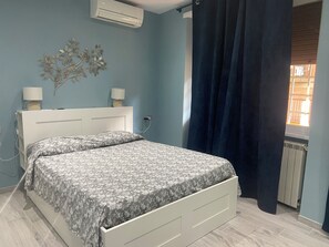 2 bedrooms, iron/ironing board, WiFi, bed sheets - Vacation home with parking space near metro Colli Albani and Appia Antica (Roma)