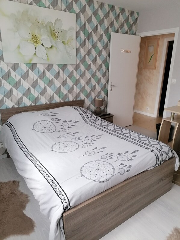 2 bedrooms, internet, bed sheets - A whole floor just for you in our home (Chaumont)