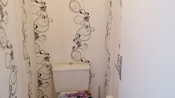 Een haardroger, handdoeken, zeep, toiletpapier