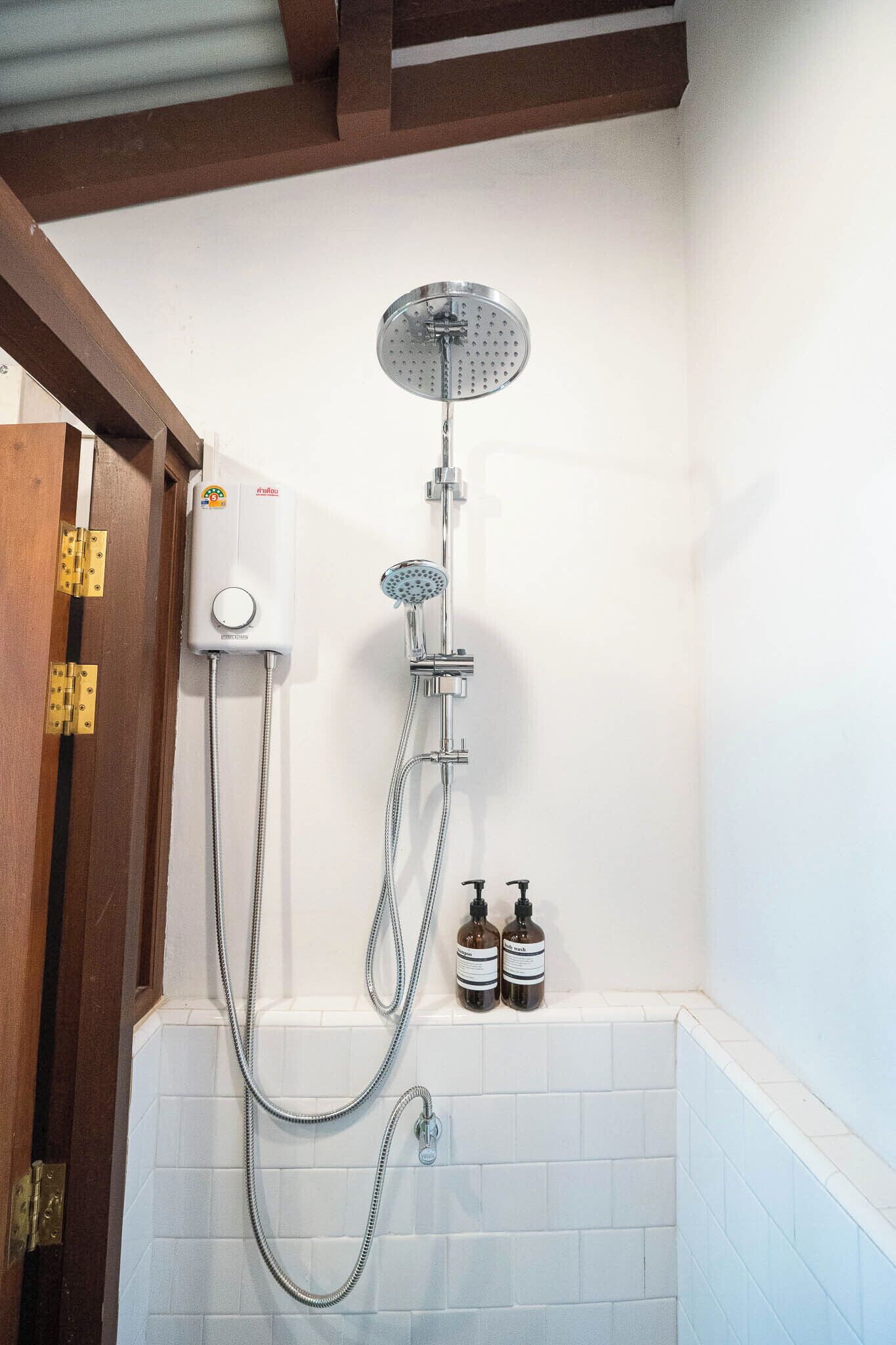 Chuveiro, secador de cabelo, toalhas de banho, sabonete