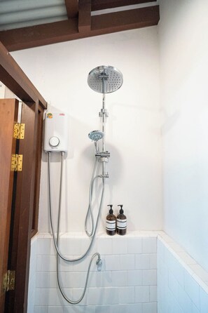 Chuveiro, secador de cabelo, toalhas de banho, sabonete