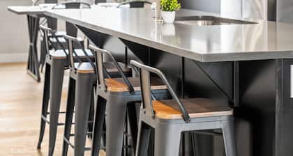 Cowboy Chalet SE, AC, Games, King Bed, 20 min to Down Town