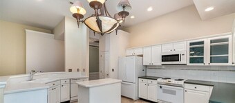 Adorable 3-bedroom apartment