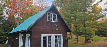 Newly Renovated Cozy Cottage with Wood Burning Stove - Sleeps up to 4