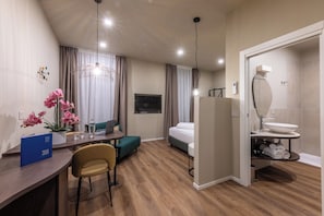 مكتب ومساحة عمل للكمبيوتر المحمول وواي فاي مجانًا