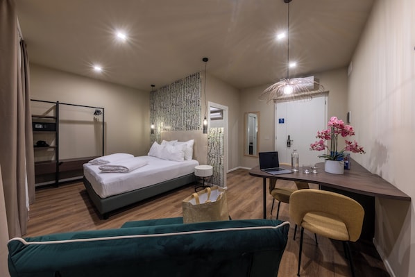 Deluxe Room | Desk, laptop workspace, free WiFi