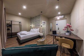 Deluxe Room | Desk, laptop workspace, free WiFi