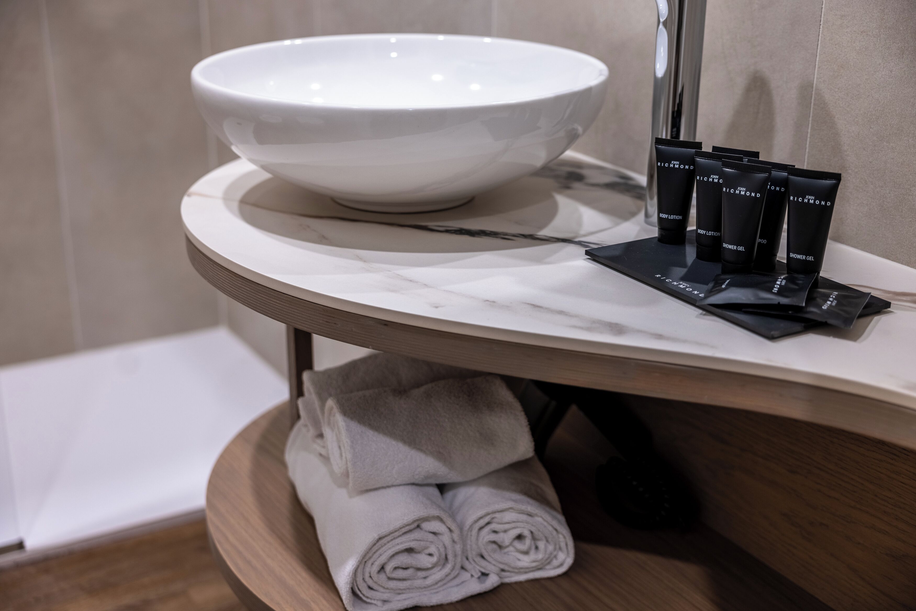 Dusj, hårføner, håndklær og såpe