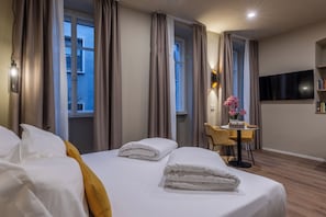 Queen Deluxe | Desk, laptop workspace, soundproofing, free WiFi - Soul of Trento San Martino (Trento)