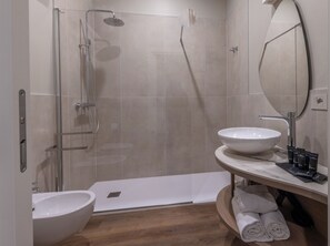 Comfort Room | Bilik Mandi | Pancuran mandi, pengering rambut, tuala disediakan, sabun
