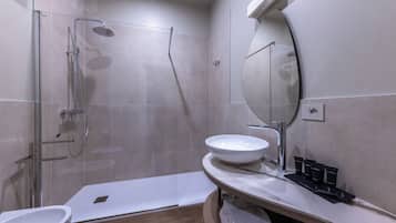 Douche, sĂšche-cheveux, serviettes fournies, savon