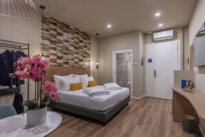 Comfort Room | Desk, laptop workspace, free WiFi