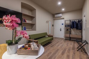 Deluxe Room | Meja, ruang kerja komputer riba, Wi-fi percuma