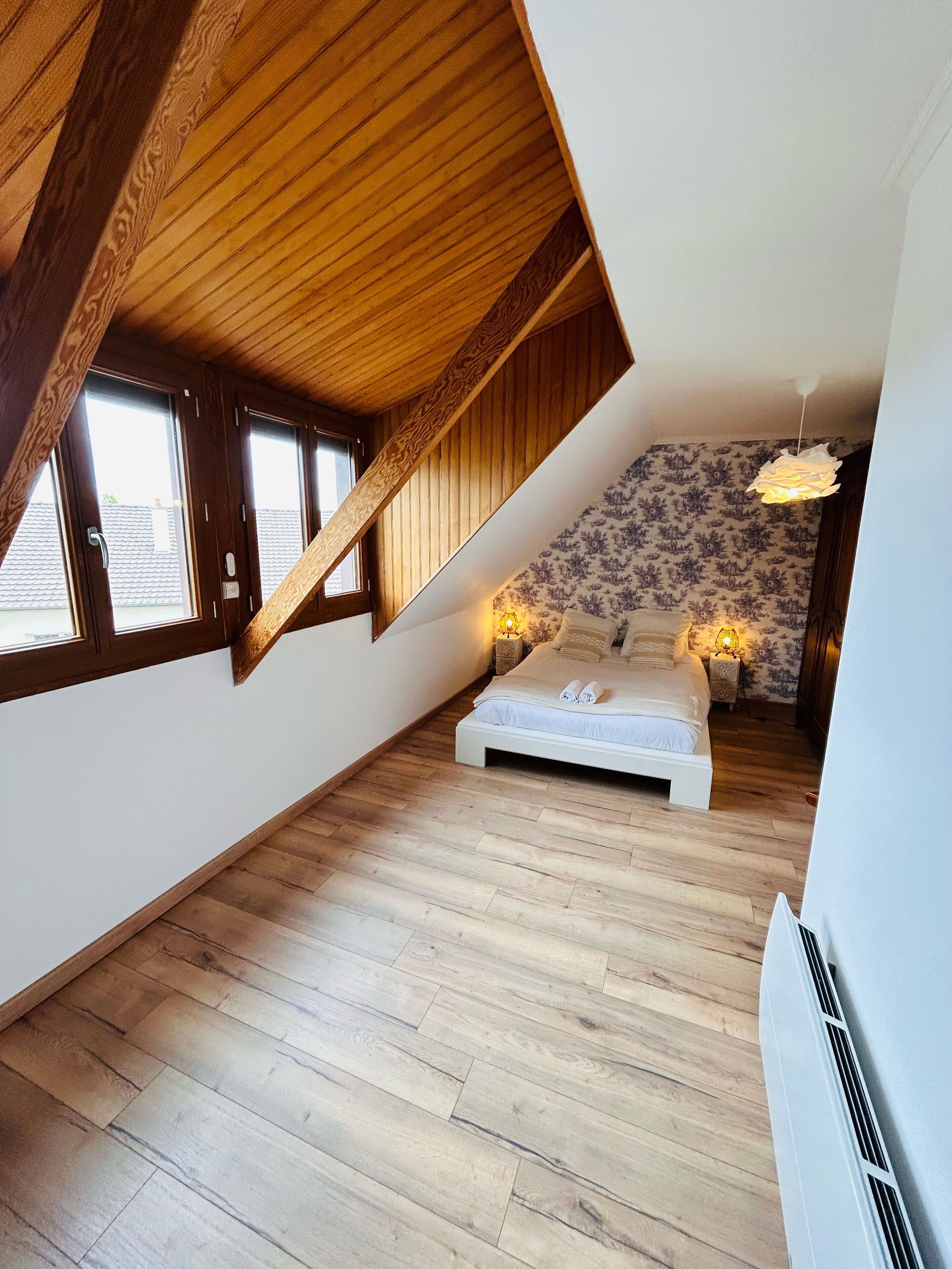 5 bedrooms, desk, iron/ironing board, WiFi