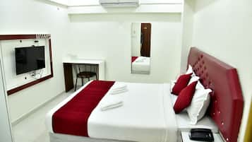 Standard-dobbeltværelse | Skrivebord, arbejdsområde til bærbare computere, gratis Wi-Fi