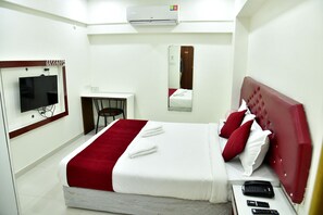 Escritorio, espacio para trabajar con laptop y wifi gratis 