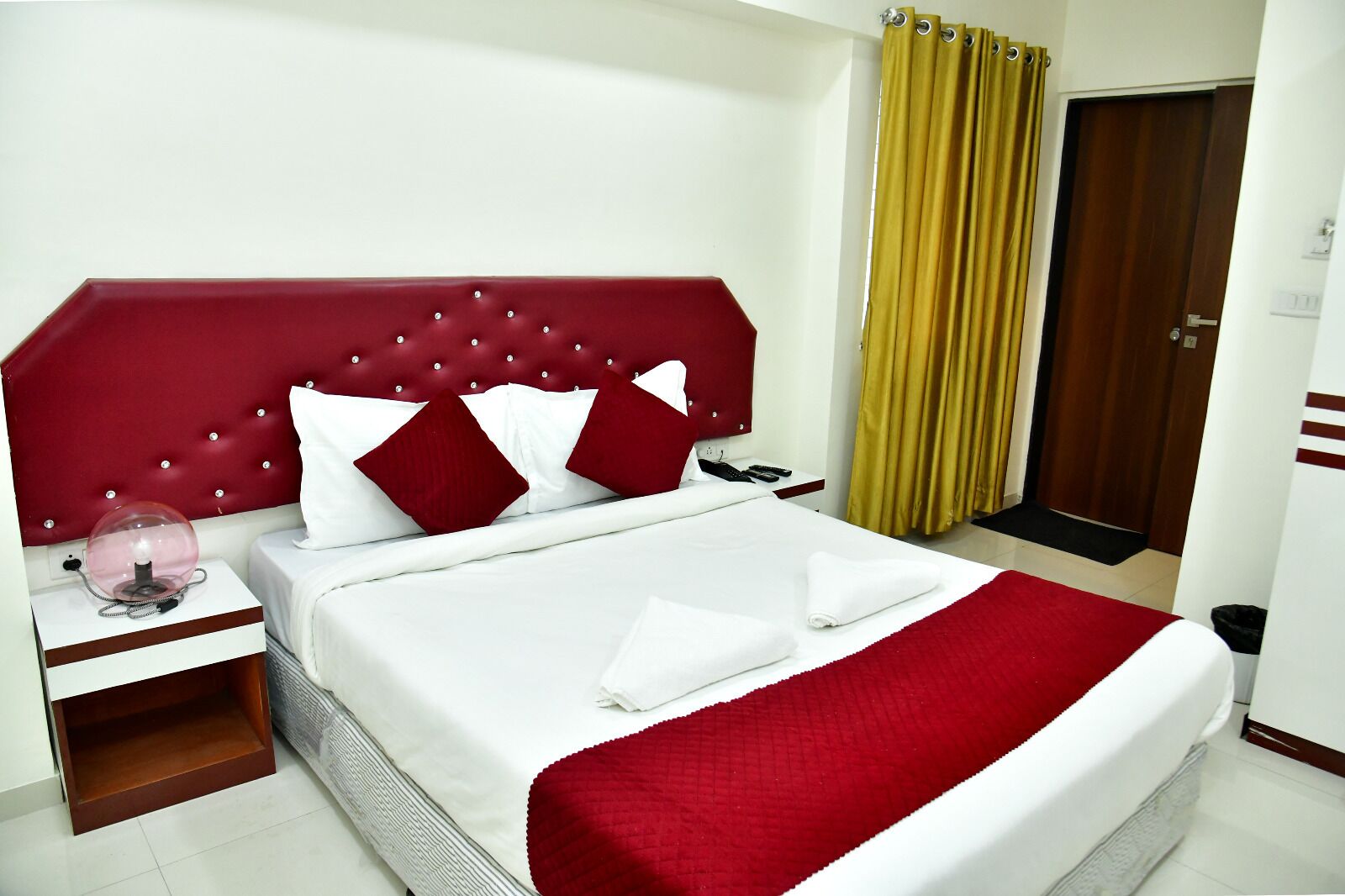 Standard-Doppelzimmer | Schreibtisch, laptopgeeigneter Arbeitsplatz, kostenloses WLAN