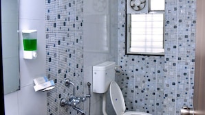 Ein Badezimmer mit Toilette, Bidet und Waschbecken.