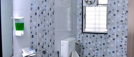 Un baño con inodoro, bidé y lavamanos.