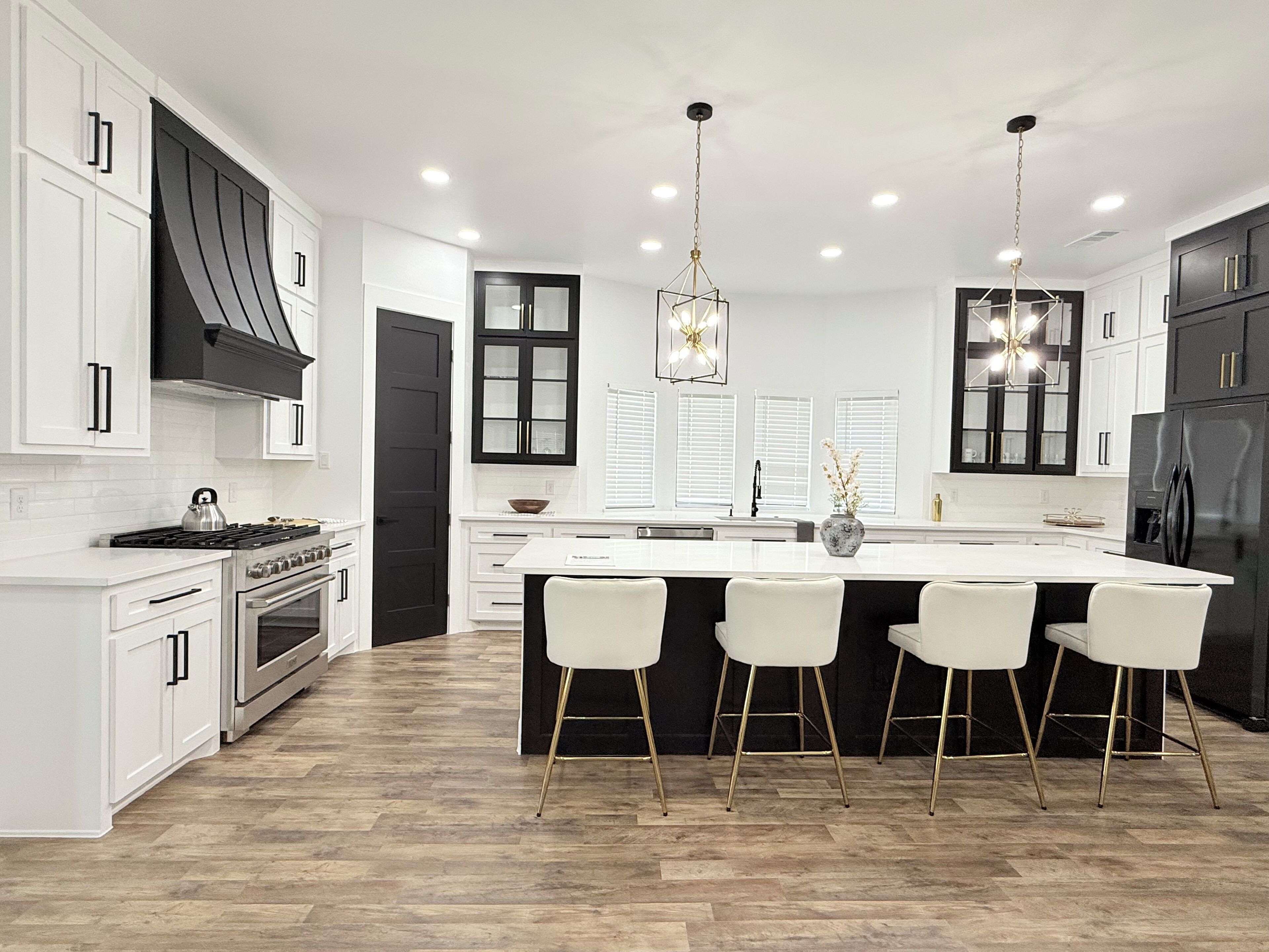 Een magnetron, een oven, een kookplaat, een vaatwasser