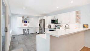 Microondas, horno, placa de cocina, cafetera/tetera