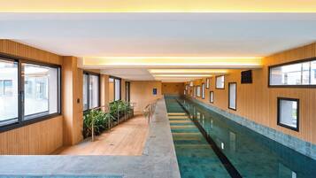 Piscina interna, piscina externa, guarda-sóis, espreguiçadeiras