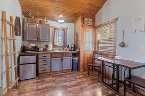 Réfrigérateur, micro-ondes, cafetière/bouilloire