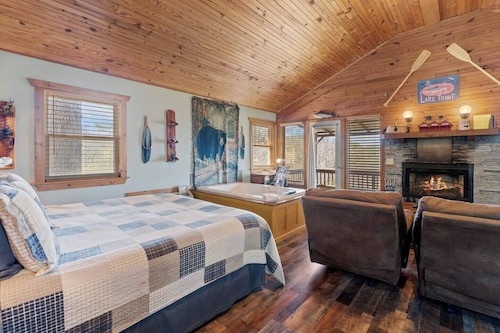 Cabin w/King Bed, Jacuzzi + View