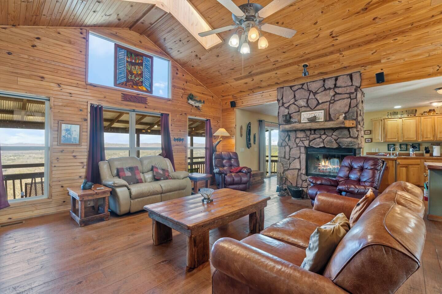 Televisie, een open haard en een dvd-speler