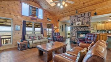 Fernseher, Kamin, DVD-Player