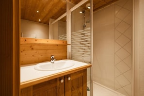 Bathroom - 1st floor, view mountain, balcony, tv, ski locker, 73m², La Clusaz (La Clusaz)