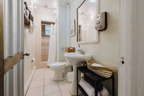 Suihku, hiustenkuivaaja, pyyhkeet, saippua