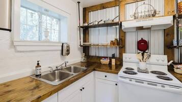 Geladeira, micro-ondas, cooktop, cafeteira/chaleira