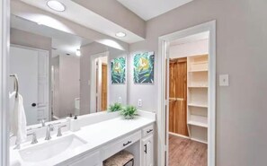 SĂšche-cheveux, serviettes fournies, savon, shampoing