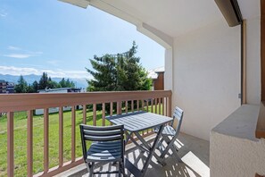 Outdoor dining - Apartment Near the Slopes (Fontcouverte-la-Toussuire)
