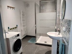 シャワー、ヘアドライヤー、タオル、石鹸