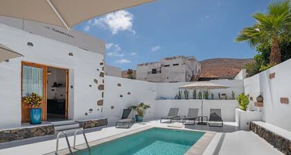 Haría Holidays with Mountain Views, Shared Pool and Wi-Fi