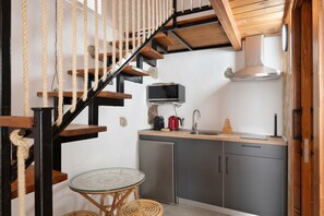 Frigorifero, microonde, forno, piano cottura