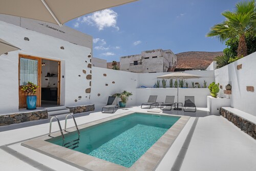 'Guatiza' Vacation Apartment with Shared Pool, Shared Terrace and Wi-Fi