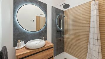 Ducha, secador de pelo, toallas